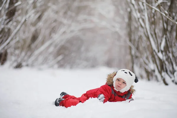 Fiatal gyermekes családok számára a téli park séta. Téli di — Stock Fotó
