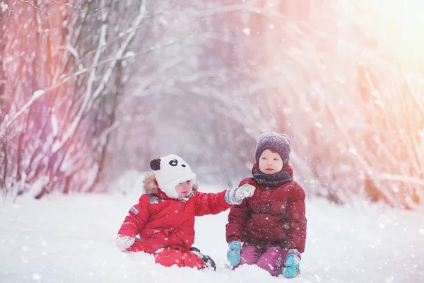 Çocuklu genç aile kış parkta yürüyüş. Winte — Stok fotoğraf