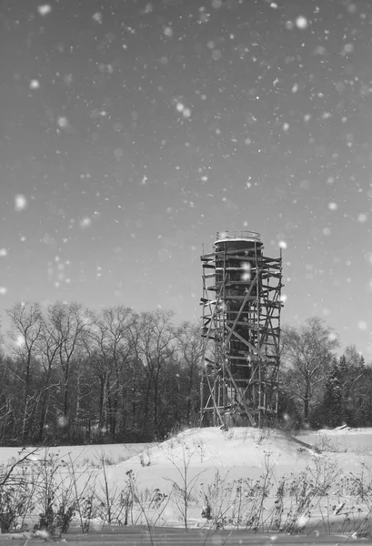 Monochroom steiger rond de watertoren in veld voor — Stockfoto