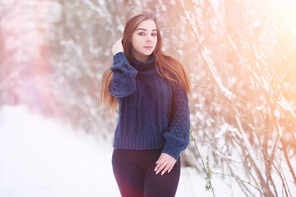 Genç bir kız bir kış parkta bir yürüyüş. Noel tatili t