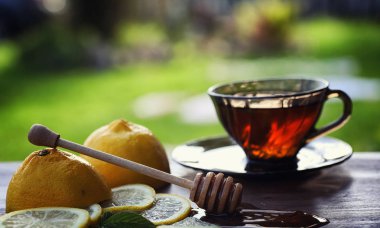 Çay limon ve nane doğada. Bir fincan sıcak nane çayı ile le