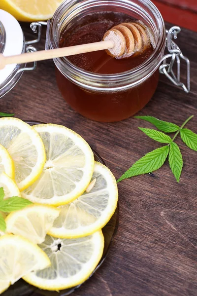 紅茶のカップと新鮮な蜂蜜 — ストック写真