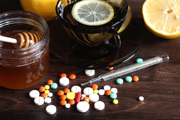 Tabletas y remedios caseros contra resfriados — Foto de Stock