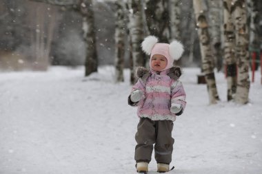 Çocuklar, kışın Parkta yürümek. Bir aile ile kış orman