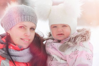 Çocuklar, kışın Parkta yürümek. Bir aile ile kış orman