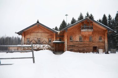 Rus Kuzey ormanında Retro ahşap ev