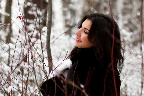 Una joven camina en un parque de invierno — Foto de Stock