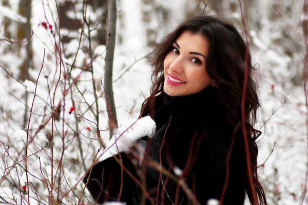 Una giovane donna passeggia in un parco invernale — Foto Stock