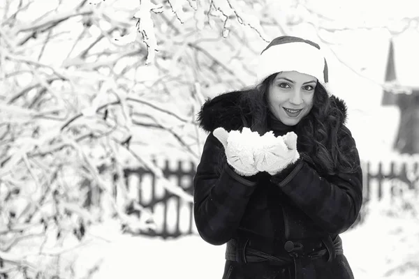 Hermosa chica en invierno nevado monocromo —  Fotos de Stock