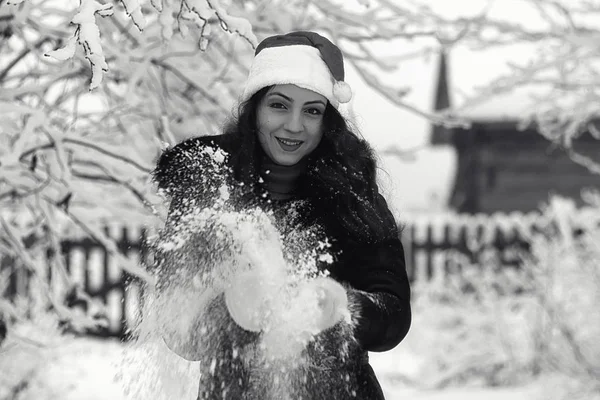 Mooi meisje in winter besneeuwde zwart-wit — Stockfoto