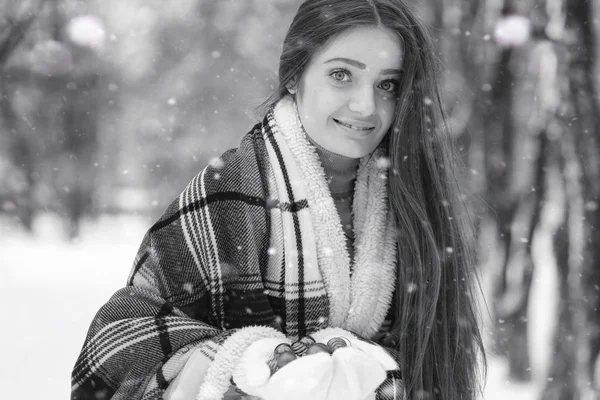 Una chica en un día nublado de invierno —  Fotos de Stock