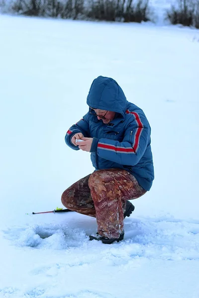 冬の老人湖で釣り — ストック写真