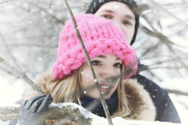 genç bir çift aşık kışın