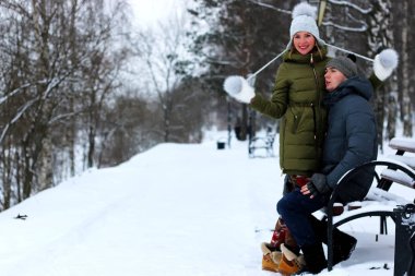 Kışın parkta severler