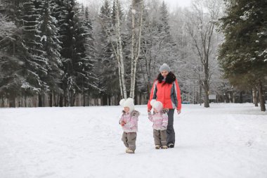 Çocuklar, kışın Parkta yürümek. Bir aile ile kış orman