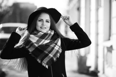 Bir genç kızın bir yolda siyah ve beyaz fotoğraf