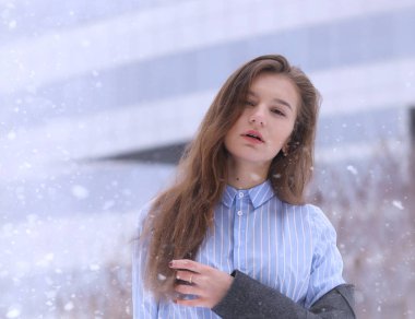 Genç kız açık havada kışın. Model kız açık havada bir w üzerinde poz