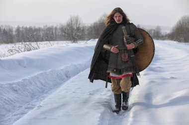 Defender'ı posta zırh genç savaşçı