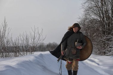 Defender'ı posta zırh genç savaşçı