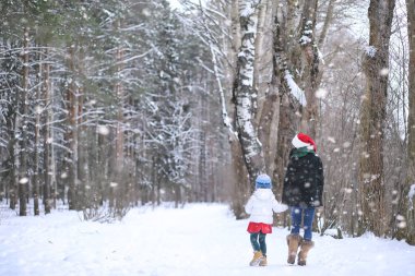 Bir kış masal, genç bir anne ve kızı bir kızak sürmek