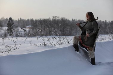 Defender'ı posta zırh genç savaşçı