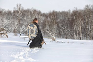 Defender'ı posta zırh genç savaşçı