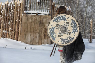 Defender'ı posta zırh genç savaşçı