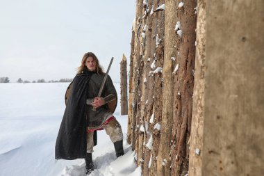 Defender'ı posta zırh genç savaşçı