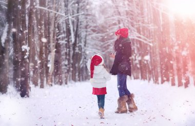 Bir kış masal, genç bir anne ve kızı bir kızak sürmek