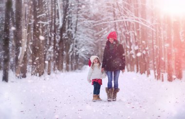 Bir kış masal, genç bir anne ve kızı bir kızak sürmek