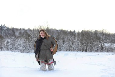 Defender'ı posta zırh genç savaşçı