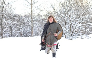 Defender'ı posta zırh genç savaşçı