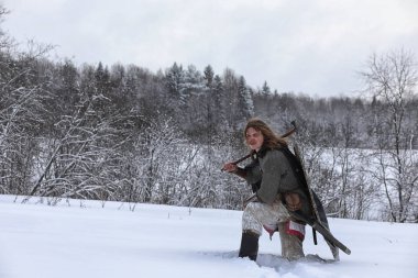 Defender'ı posta zırh genç savaşçı