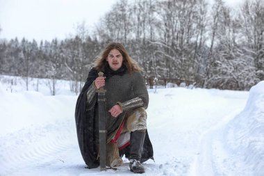 Defender'ı posta zırh genç savaşçı