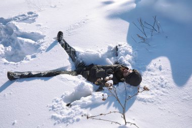 Kışın sokakta bir adam. Adam kışın yürüyor.
