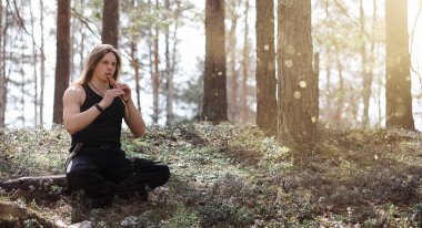 Doğada bir araçla bir müzisyen. Bir adam bir flüt çalıyor bir