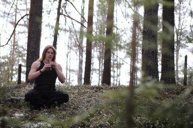 Doğada bir araçla bir müzisyen. Bir adam bir flüt çalıyor bir