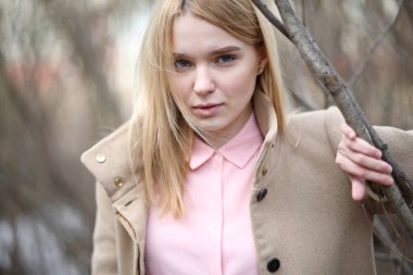 Sevimli sarışın bir Şehir Parkı içinde