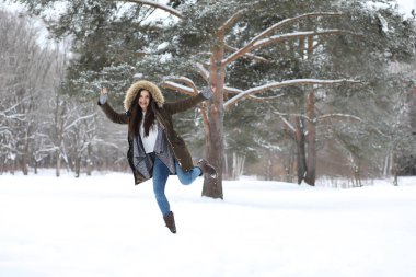 Güzel bir kış parkta güzel kız