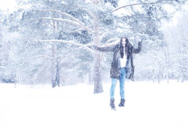 Güzel kızı güzel kış kar