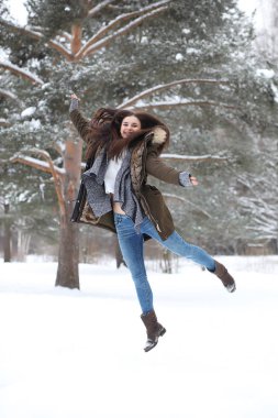 Güzel bir kış parkta güzel kız