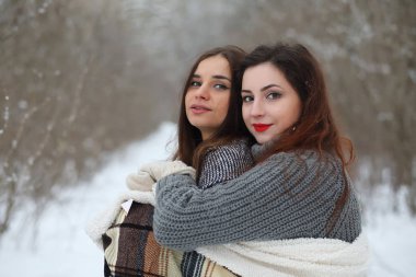 Güzel bir kış parkta güzel kız