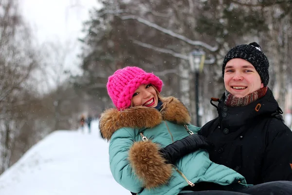 Jong koppel liefhebbers in de winter — Stockfoto