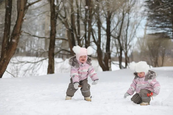 Children walk in the park in winter. Winter forest a family with — Stock Photo, Image