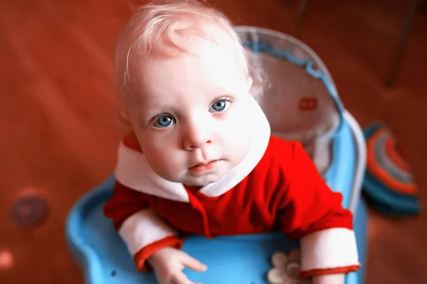 Retrato de un niño rubio con ojos azules — Foto de Stock