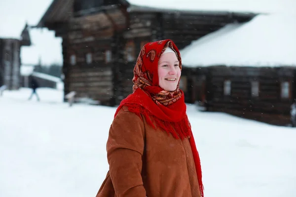 Fiatal lányok a hagyományos jelmezek az orosz északi Wint — Stock Fotó