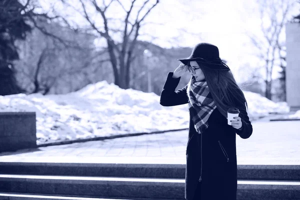 Black and white photo of a young girl on a walk — Stock Photo, Image