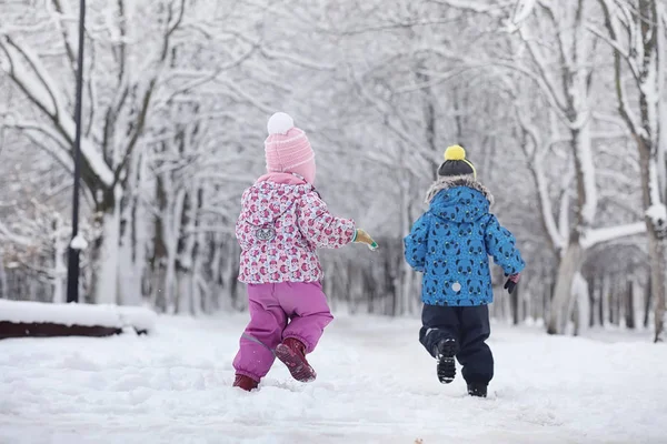 Karla kaplı Kış park ve banklar. Park ve beslenme için pier — Stok fotoğraf