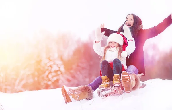 Una favola invernale, una giovane madre e sua figlia cavalcano una slitta — Foto Stock