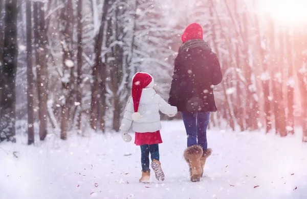 Bir kış masal, genç bir anne ve kızı bir kızak sürmek